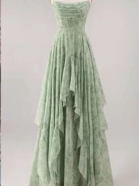 Elegant Sage Green Lace Evening Dress